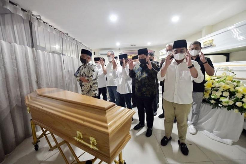 Disambut Erick Thohir dan Muhadjir Effendy, Jenazah Eril Tiba di Tanah Air - Bagian 1