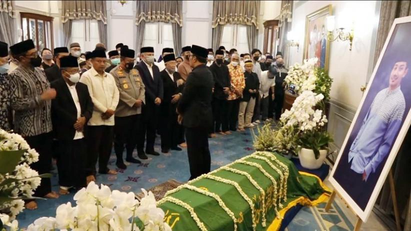 Potret Ridwan Kamil Jadi Imam Salat Jenazah Sang Putra Tercinta - Bagian 2