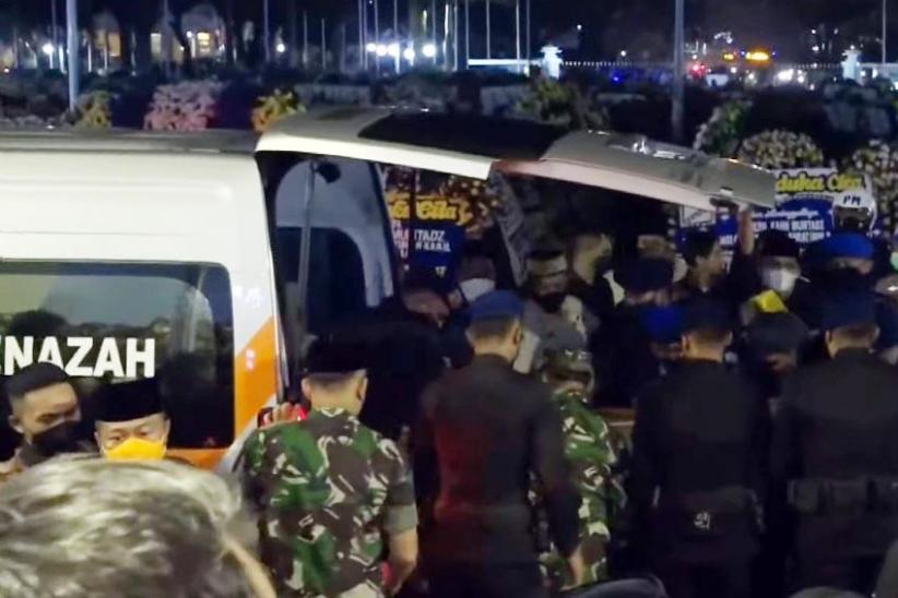 Potret Ridwan Kamil Jadi Imam Salat Jenazah Sang Putra Tercinta - Bagian 6