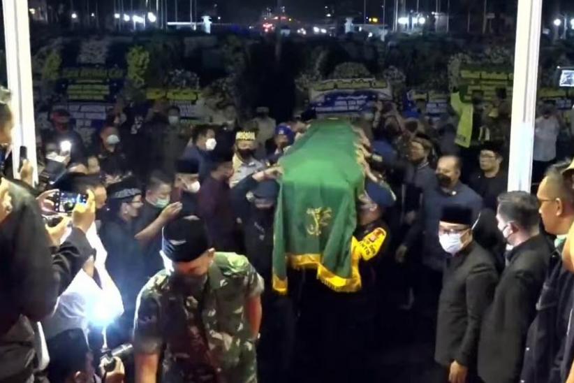 Potret Ridwan Kamil Jadi Imam Salat Jenazah Sang Putra Tercinta - Bagian 5
