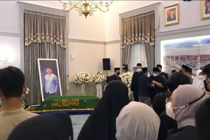 Potret Ridwan Kamil Jadi Imam Salat Jenazah Sang Putra Tercinta - Bagian 4
