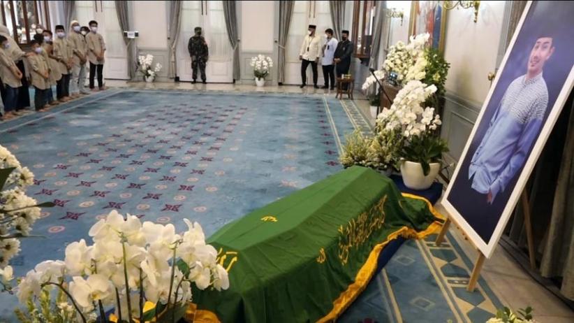 Potret Ridwan Kamil Jadi Imam Salat Jenazah Sang Putra Tercinta - Bagian 3