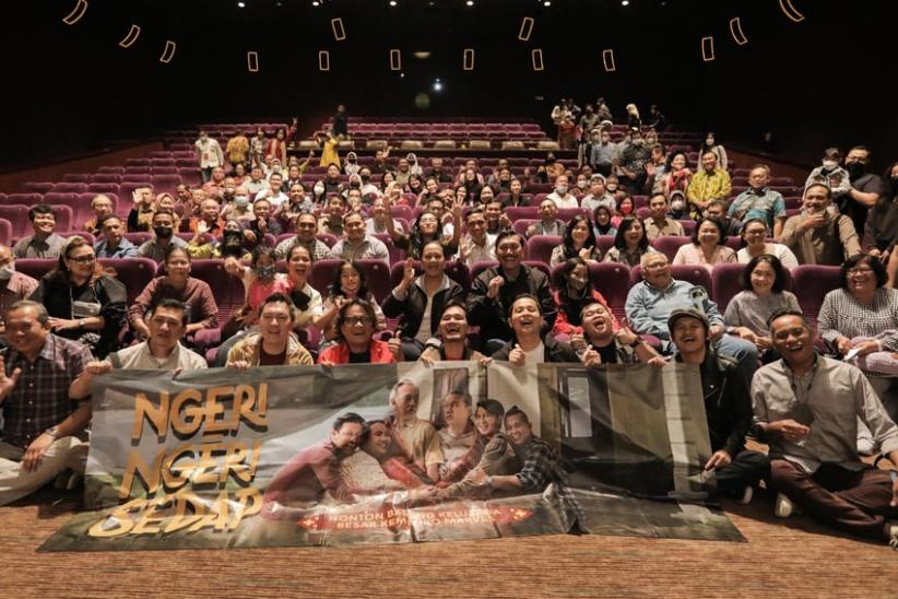 Bareng Anak-anak Muda, Menko Luhut Nonton Film Ngeri-Ngeri Sedap - Bagian 2