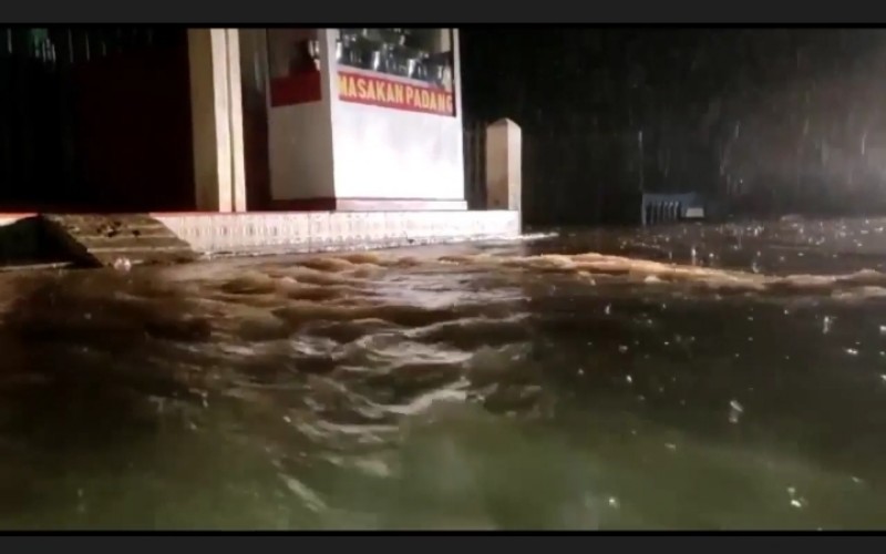 title Hujan Lebat, Simpang Talang PALI Terendam Banjir Hujan Lebat, Simpang Talang PALI Terendam Banjir