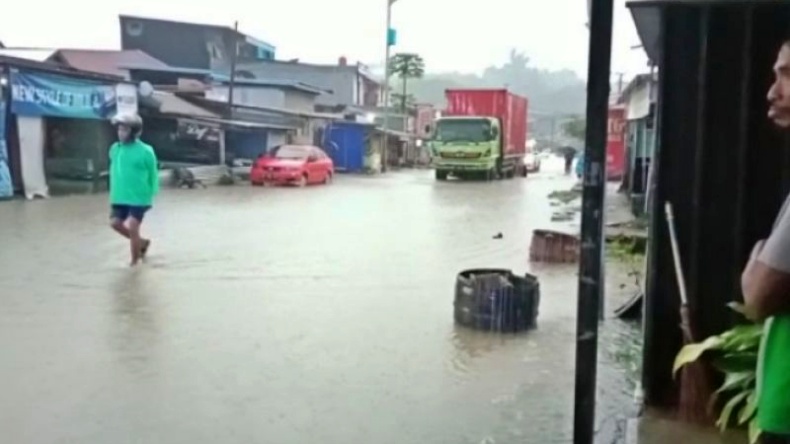 Diguyur Hujan Deras, Permukiman Warga Mamuju Diterjang Banjir