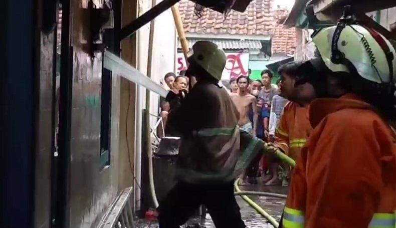 Rumah di Pulaseran Kota Cirebon Ludes Terbakar, Api Nyaris Tak Terkendali 