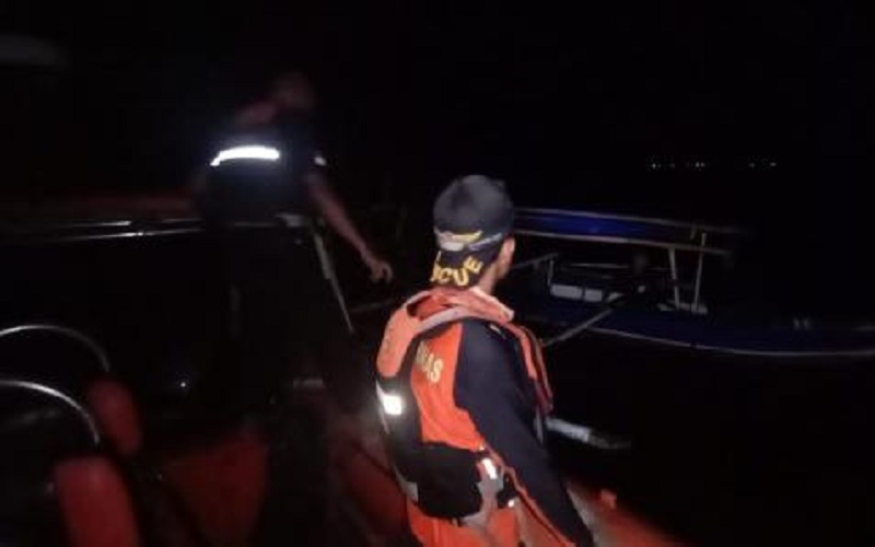 Kapal Ditumpangi 3 Nelayan Terbalik Dihantam Ombak di Perairan Pulau Lemo Kolaka