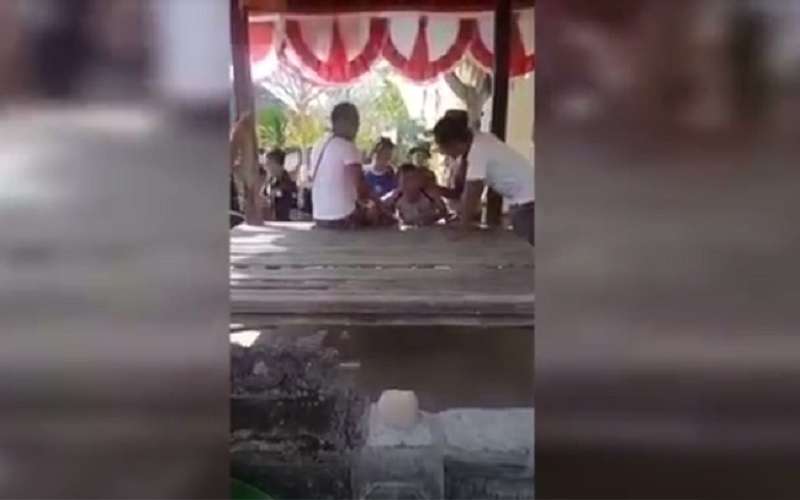Video Viral Pemuda Babak Belur Dihajar Warga, Diduga gegara Acungkan Sajam ke Bocah SD