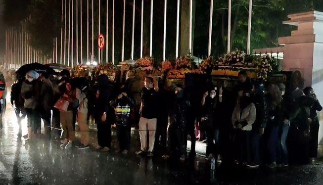 Sambut Kedatangan Jenazah Eril, Warga Rela Basah Kuyup di Depan Gedung Pakuan