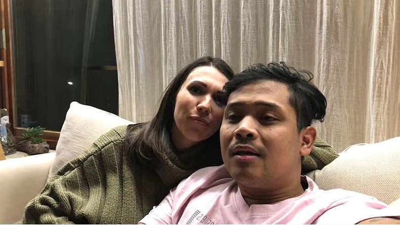 title Jadi Youtuber Terkenal, WNI Beristri Bule Jerman Ini Beli Rumah Rp7 Miliar Jadi Youtuber Terkenal, WNI Beristri Bule Jerman Ini Beli Rumah Rp7 Miliar