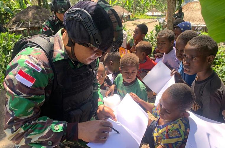 Humanis, Begini Aksi Prajurit Raider 408/SBH Ajari Anak-anak Papua lewat Kelas Lapangan