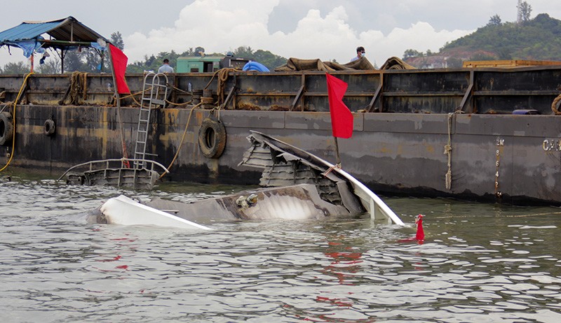 Proses Pengangkatan Bangkai Kapal Tenggelam di Batam - Bagian 1