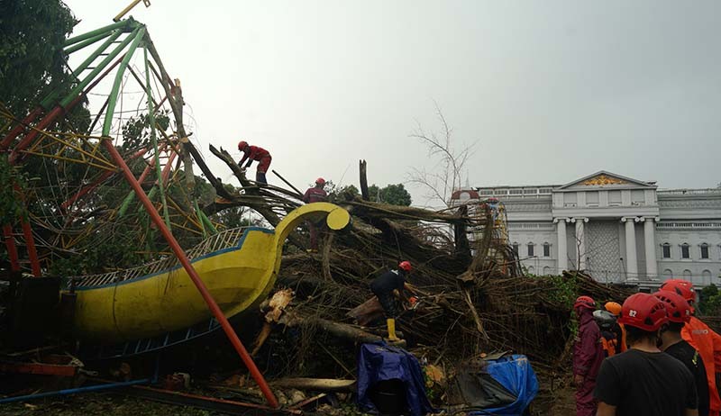Pohon Beringin Besar Tumbang Timpa Wahana Permainan di Sleman - Bagian 2