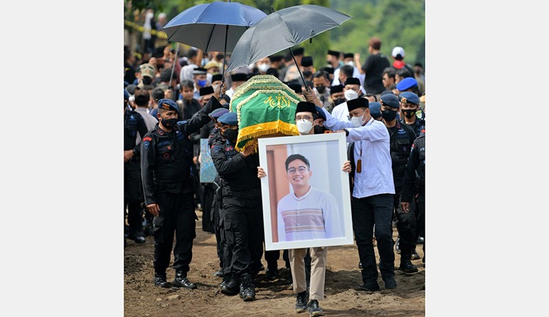 Suasana Haru Pemakaman Emmeril Kahn Mumtadz - Bagian 4