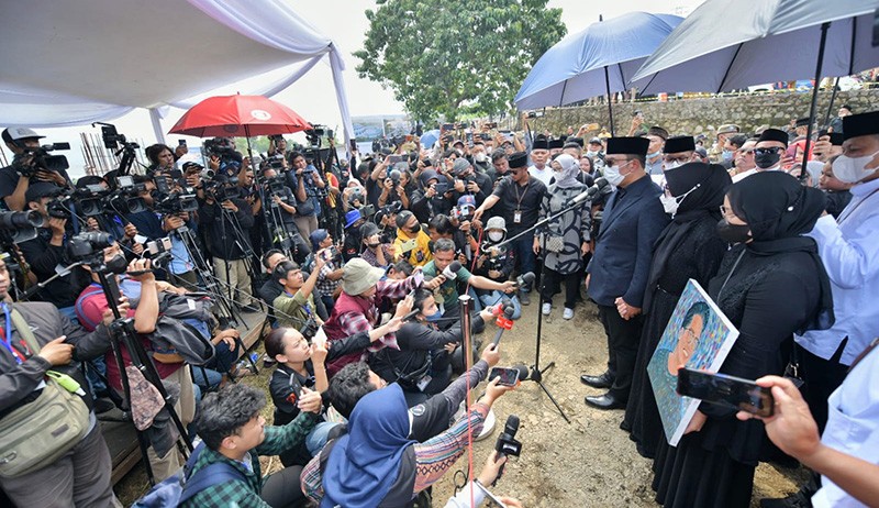 Suasana Haru Pemakaman Emmeril Kahn Mumtadz - Bagian 5