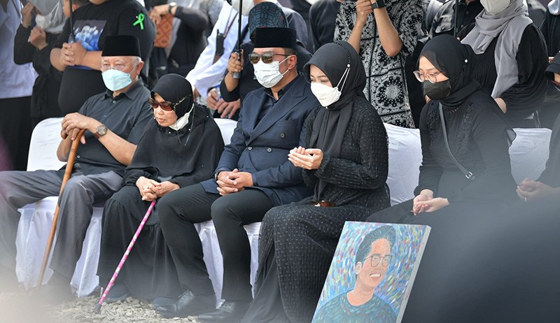 Suasana Haru Pemakaman Emmeril Kahn Mumtadz - Bagian 2