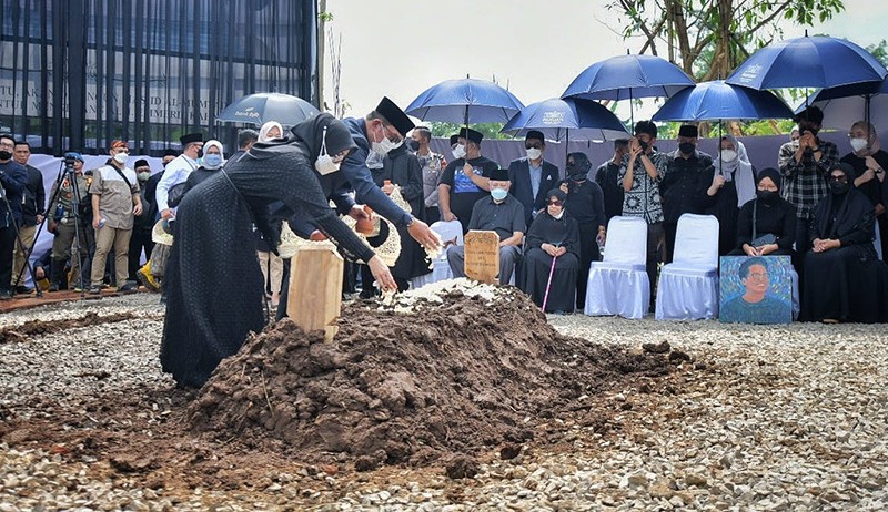 Suasana Haru Pemakaman Emmeril Kahn Mumtadz - Bagian 1