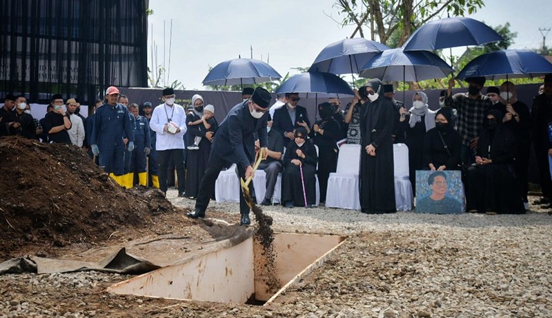 Suasana Haru Pemakaman Emmeril Kahn Mumtadz - Bagian 3
