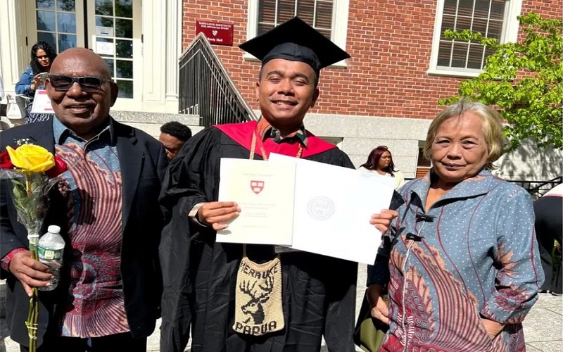 Kisah Sukses Anak Penjual Kue, Jadi Putra Papua Pertama Sabet Gelar Master di Harvard