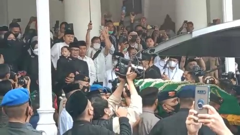 Isak Tangis Ratusan Warga Iringi Keberangkatan Eril dari Gedung Pakuan ke Cimaung Bandung