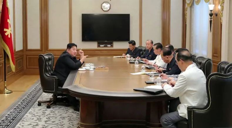   Gaya Kim Jong Un Pimpin Rapat sambil Merokok