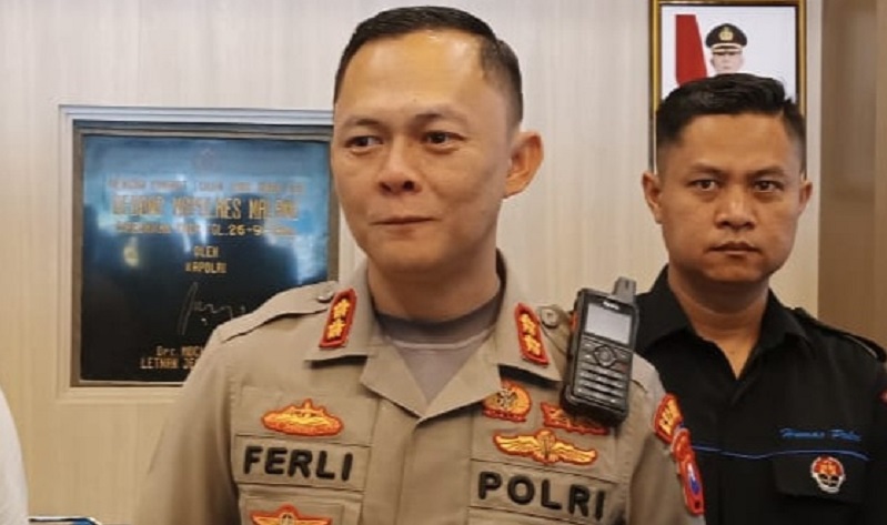 Diantar Keluarga, Pria yang Tusuk Istri dan Anak di Malang Serahkan Diri ke Polisi