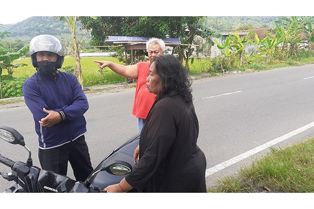 title Ngeri, Nenek Ini Dipukul Helemnya hingga Pecah saat Bermotor Sendirian Ngeri, Nenek Ini Dipukul Helemnya hingga Pecah saat Bermotor Sendirian