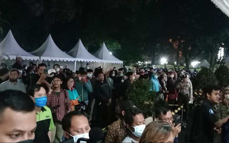 Tengah Malam, Ribuan Orang Datangi Gedung Pakuan untuk Melayat Jenazah Emmeril