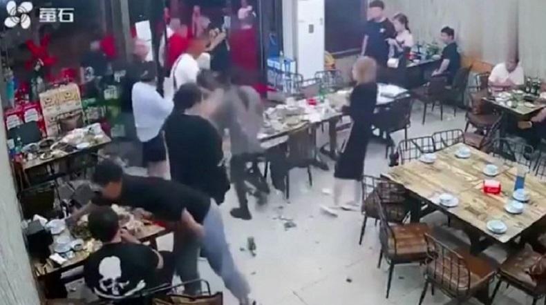 Brutal, Sekelompok Laki-Laki Serang 4 Perempuan yang Tengah Makan di Restoran 