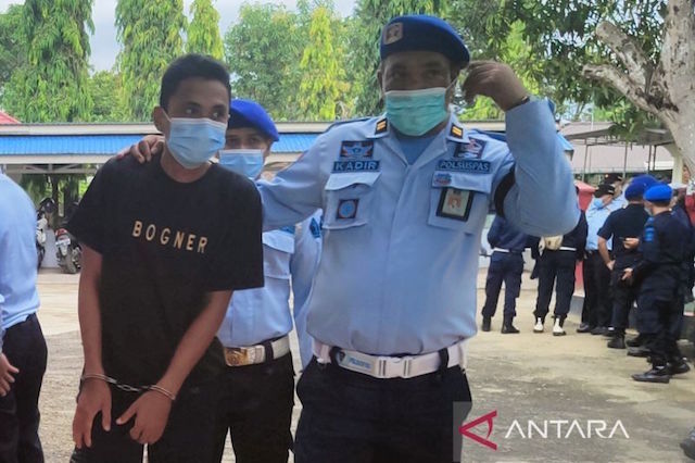 title Gara-gara Uang Rp300.000, Petugas Rutan Rantau Loloskan Narkoba Masuk ke Penjara Gara-gara Uang Rp300.000, Petugas Rutan Rantau Loloskan Narkoba Masuk ke Penjara