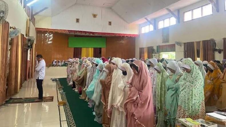 Siswa dan Guru MTs di Kotamobagu Salat Gaib untuk Bintang, Diduga Korban Bullying