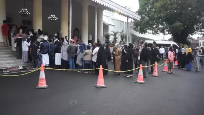 title Jelang Diberangkatkan ke Permakaman, Warga Masih Antusias Salatkan Jenazah Eril Jelang Diberangkatkan ke Permakaman, Warga Masih Antusias Salatkan Jenazah Eril