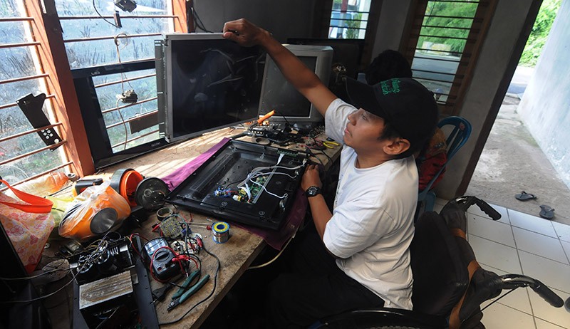 Potret Penyandang Disabilitas Hidup Mandiri dengan Membuka Jasa Servis Elektronik - Bagian 2