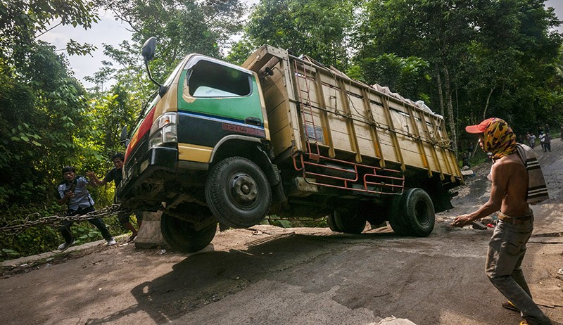 Jalan Ambles di Lebak, Banyak Kendaraan Terjebak hingga Jatuh ke Jurang - Bagian 2