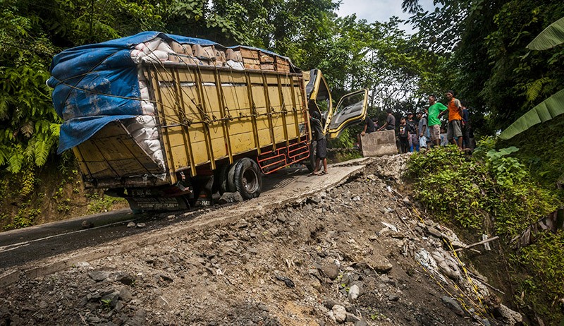 Jalan Ambles di Lebak, Banyak Kendaraan Terjebak hingga Jatuh ke Jurang - Bagian 1