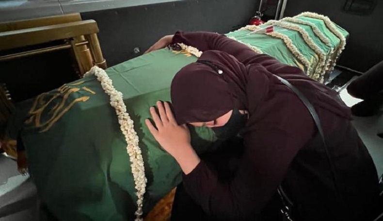 Viral, Pelukan Terakhir Azzahra ke Keranda Almarhum Emmeril Kahn Mumtadz Bikin Nyesek