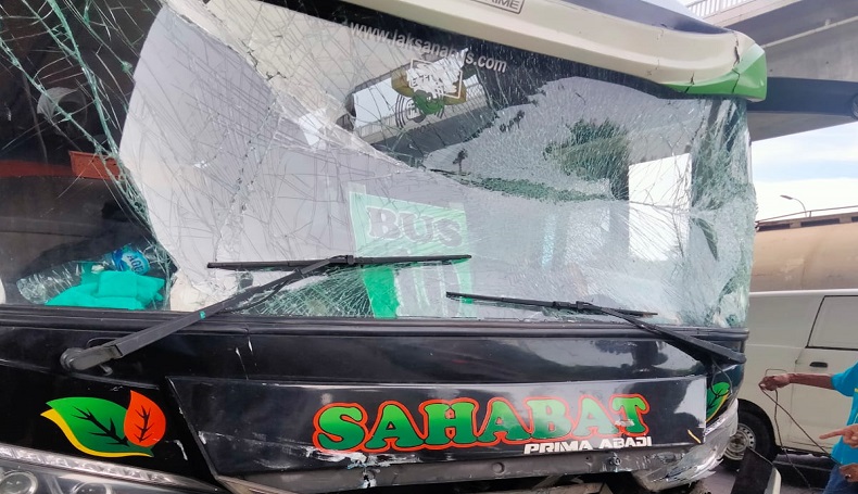 Bus  Calhaj asal Indramayu Tabrakan Beruntun di Tol Japek, Penumpang Selamat