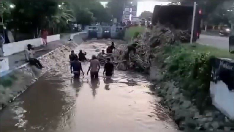 title Kronologi Truk Terguling di Jombang, 4 Orang Tewas Tertimpa Tumpukan Batang Tebu Kronologi Truk Terguling di Jombang, 4 Orang Tewas Tertimpa Tumpukan Batang Tebu