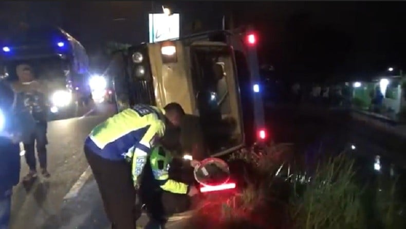 title Truk Pengangkut Tebu Terguling di Jombang, 4 Orang Tewas Truk Pengangkut Tebu Terguling di Jombang, 4 Orang Tewas