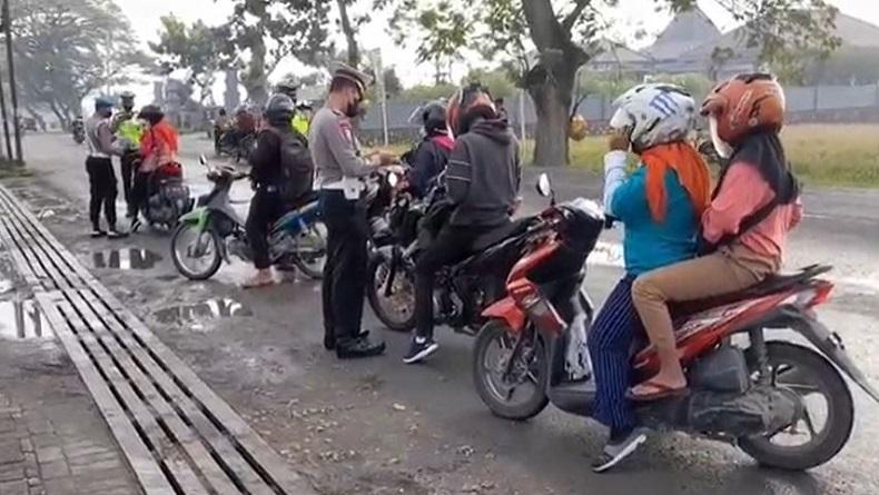 title Takut Terjaring Operasi Patuh Candi 2022 di Blora, Sejumlah Pengendara Pilih Putar Balik Takut Terjaring Operasi Patuh Candi 2022 di Blora, Sejumlah Pengendara Pilih Putar Balik