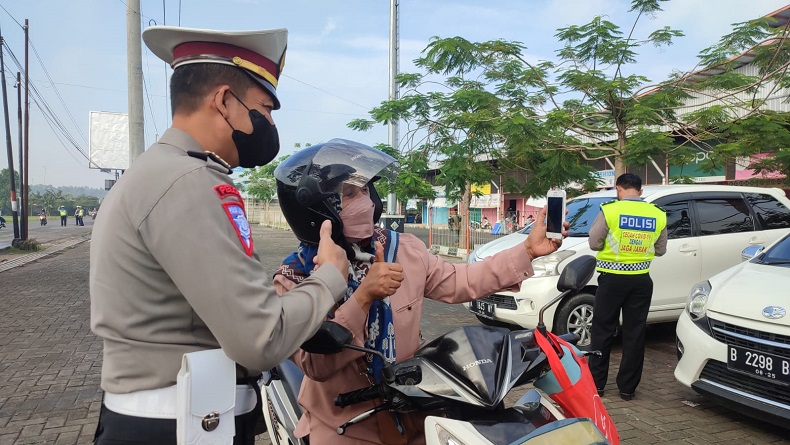 Operasi Patuh di Blora, Ibu Ini Malah Minta Foto Selfie kepada Polisi