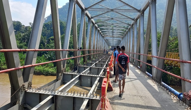 Buntut Pemotor Terjun ke Sungai, Warga Simpenan Sukabumi Minta Proyek Jembatan Dihentikan