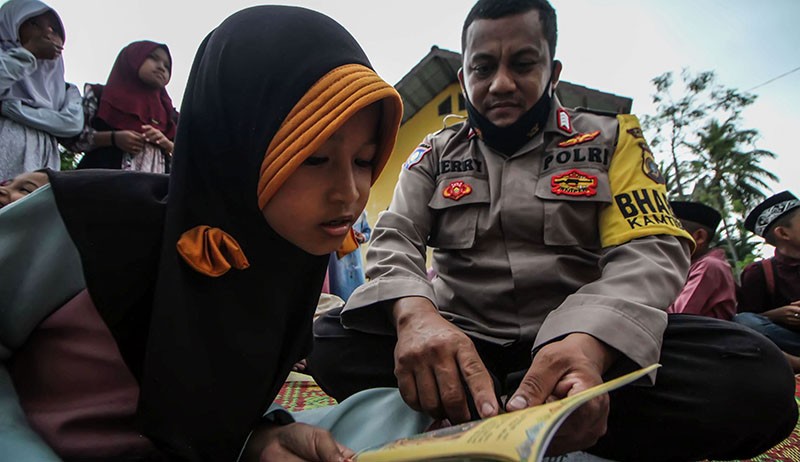 Potret Polisi Mengajar di Desa Terpencil Kawasan Aceh Utara - Bagian 1