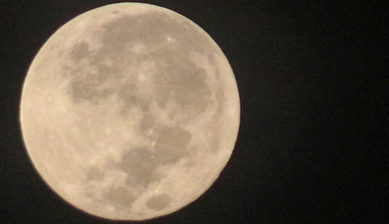 Penampakan Fenomena Supermoon Stroberi Terlihat dari Langit Kota Depok - Bagian 3