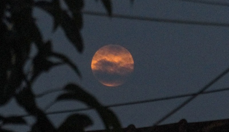 Penampakan Fenomena Supermoon Stroberi Terlihat dari Langit Kota Depok - Bagian 2