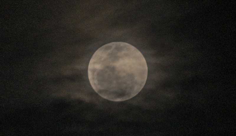 Penampakan Fenomena Supermoon Stroberi Terlihat dari Langit Kota Depok - Bagian 1