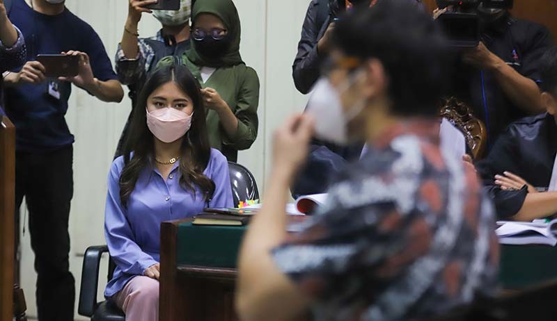 Begini Tatapan Thalia Ayu Bertemu Putra Ahok di Persidangan - Bagian 2