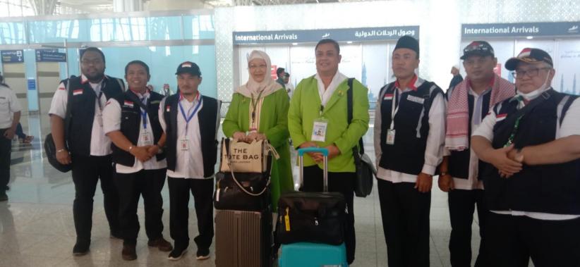 title Kronologi Jemaah Haji asal Aceh Wafat di Pesawat 15 Menit Jelang Mendarat di Madinah Kronologi Jemaah Haji asal Aceh Wafat di Pesawat 15 Menit Jelang Mendarat di Madinah