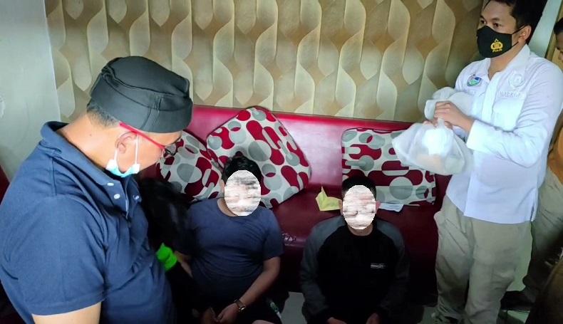 Polisi Nyamar Jadi Ojol Gerebek 2 Bandar Narkoba sedang Asyik Pesta Sabu di Indramayu