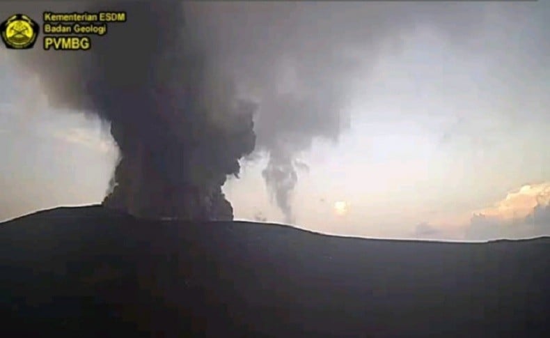 Anak Krakatau Erupsi Lagi, Kolom Abu Berwarna Hitam 700 Meter di Atas Puncak